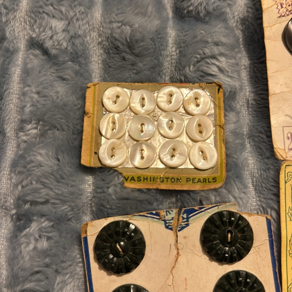 Lot of vintage buttons - Picture 3 of 10